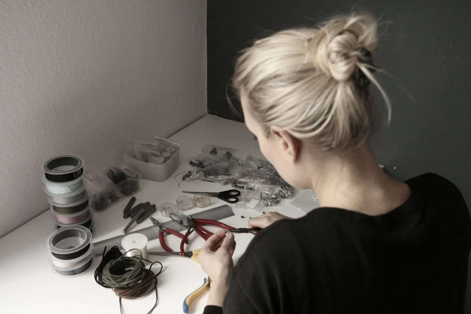 Über das Label, Kleine Kostbarkeiten Unter der jungen Marke, die ich im Jahr 2013 gegründet habe, entwerfe, fertige und vertreibe ich handgefertigten Schmuck. Über mich, Lisa-Maria Maslowski Seit meiner Kindheit haben basteln, schrauben, zeichnen und nähen meine Begeisterung geweckt. Meine Leidenschaft für handgefertigte Dinge habe ich nie ganz aus den Augen verloren. Durch meinen Beruf als Architektin, dem Arbeiten in einem Büro für Industrial Design, Goldschmiede- und Malkursen habe ich stets versucht meine Kreativität auszuleben. Meine Vorliebe gilt zartem Schmuck, geradlinigem Design, kleinen Dingen, feinen Stoffen, verspielten Grafiken und treffenden Texten, Mode-, Foto- und Designblogs, Flohmärkten, Knöpfen, Perlen, Bändern und Dingen, die man erst auf den zweiten Blick entdeckt. Wie kleine Kostbarkeiten entstehen... ...da ist ein Bild in meinem Kopf, das Schritt für Schritt mit viel Geduld und Liebe Gestalt annimmt - oft auch nach "try & error" wieder verworfen wird - bis es schließlich als kleine Kostbarkeit meinen Gefallen findet.