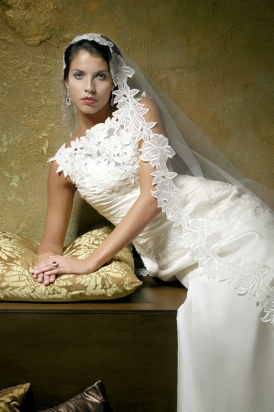 Z221_FRONT_W_VEIL_CLOSEUP_1.jpg