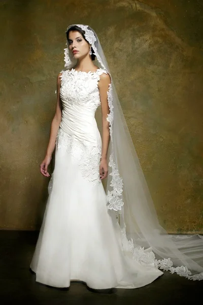 Z221_FRONT_W_VEIL.jpg