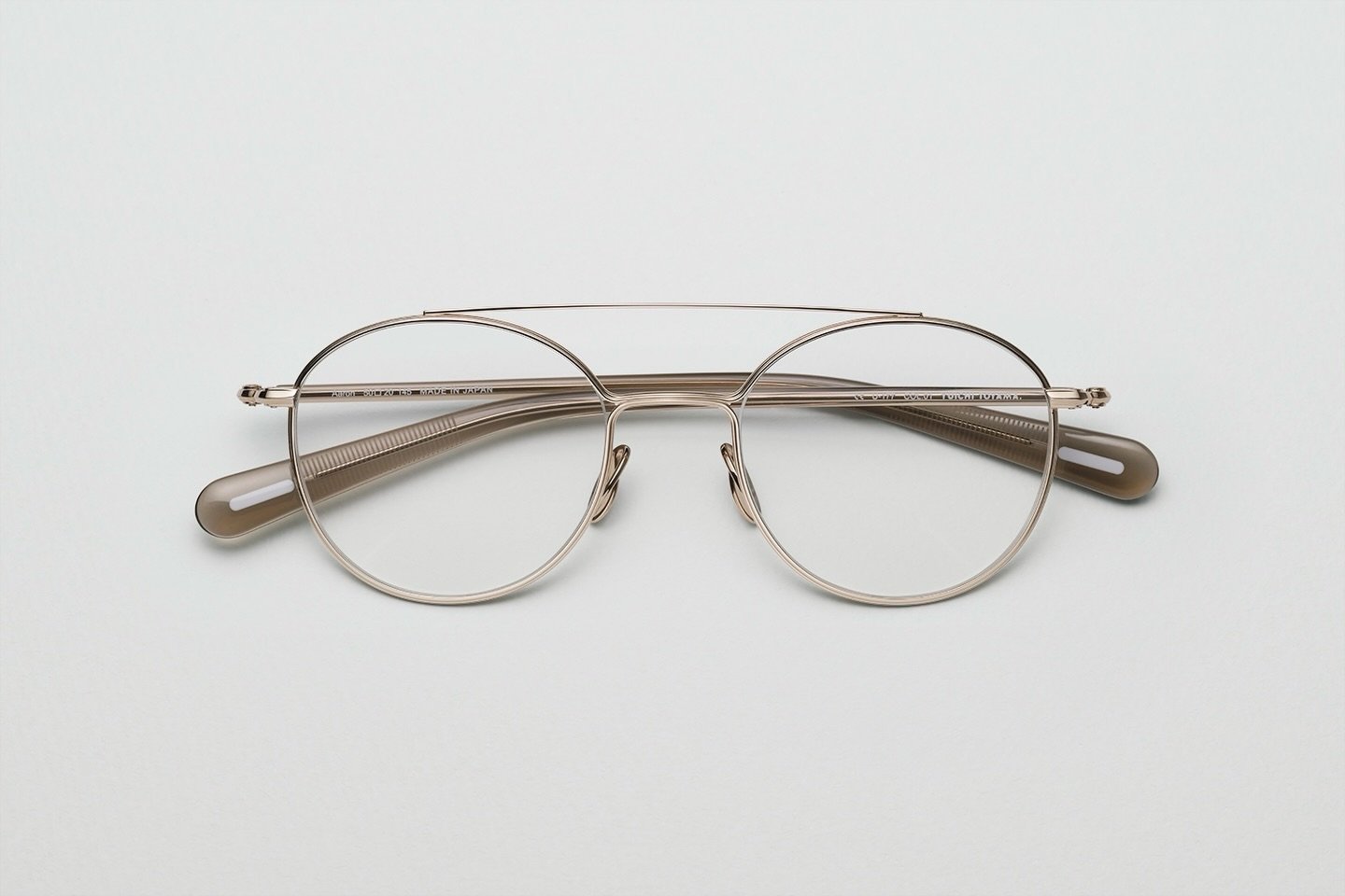 #repost &bull; @yuichi_toyama_official @yuichi_toyama_official 

New model：U-177【 Aaron 】

12.19 fri RELEASE

ダブルダッチ構造に極限まで細く仕上げたブローバーを組み合わせたゆとりのあるボストンのシェイプ。

繊細でありながらも確かな存在感を放ち、線の持つ力強い美しさを表現。

掛け外しの容易な半掛けテンプルに&ldquo;つままれた&rdquo;ような細いヨロイと合口は、独自の遊びがある