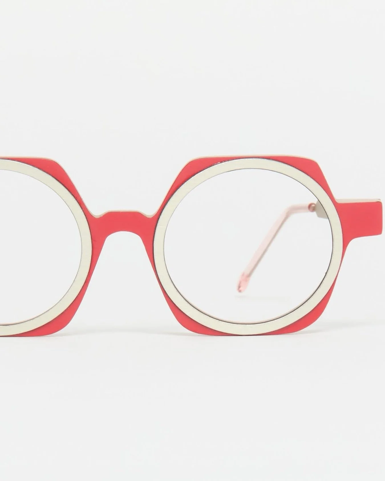 #repost &bull; @nina_mur_eyewear 👓 Bosco Warm Red w/ Sating Gold extra elements
 

#ninamureyewear #handcraftedeyewear #sustainableuniqueness #slowluxury