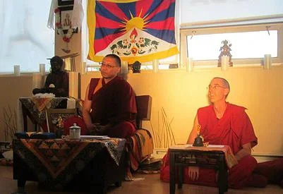 Guéshé Sangpo, Tenzin Tenpa lors de la conférence sur le mandala de sable à Saint-Lambert en juin 2013 (photo Centre Centre Jampaling de Gatineau)