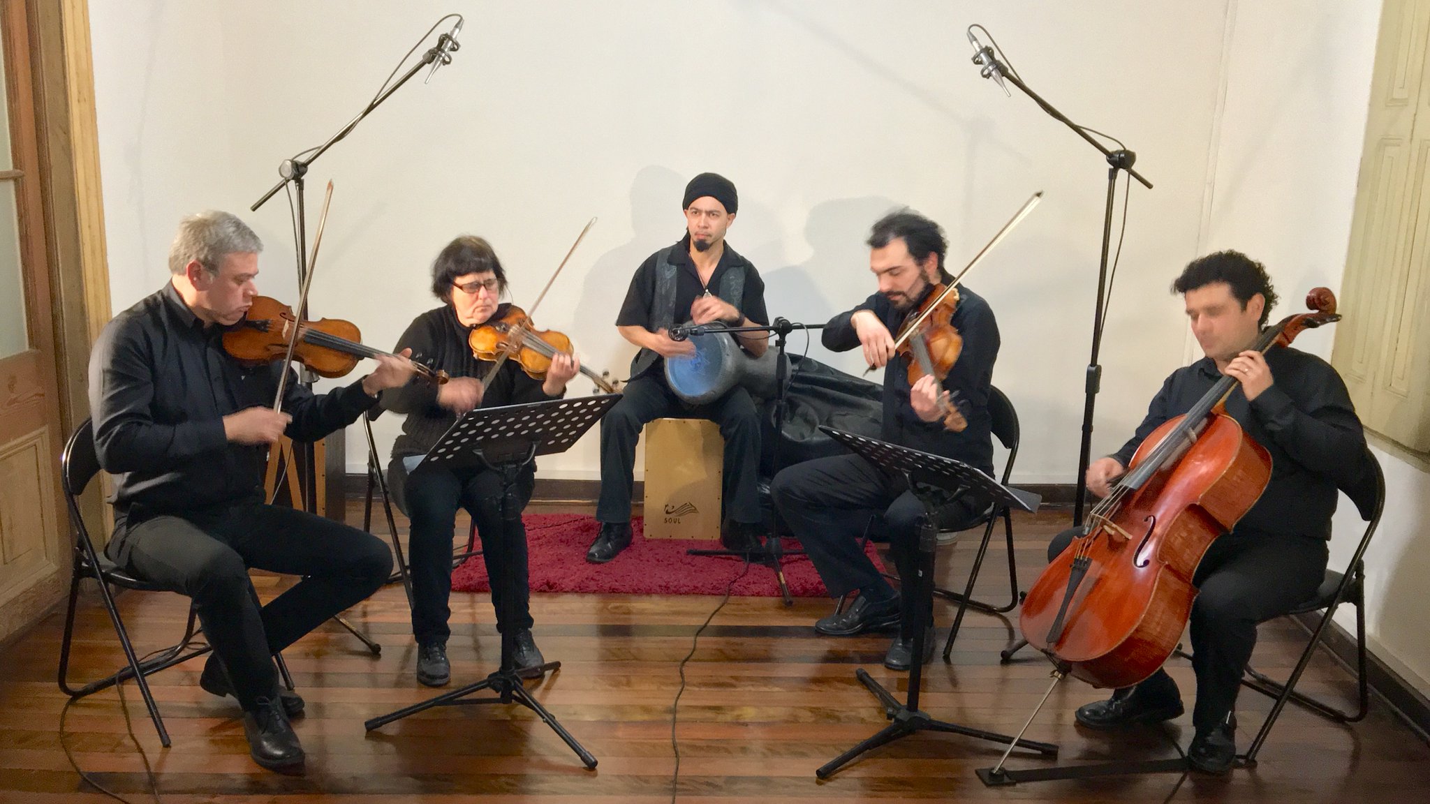 Cuarteto de cuerdas acompañado de percusión