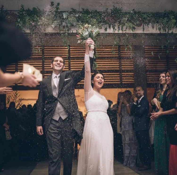 Vesna y Antonio, salida de los novios. Capilla campus San Joaquin. Coro para matrimonios Agez