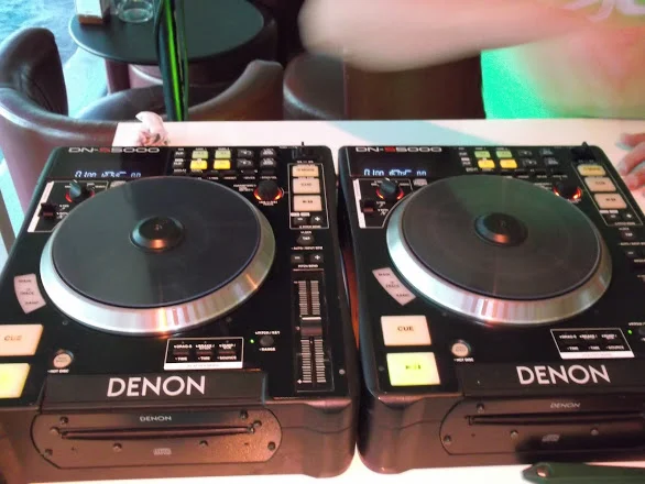 Tornamesas DJ Musica para eventos Agez, Santiago de Chile