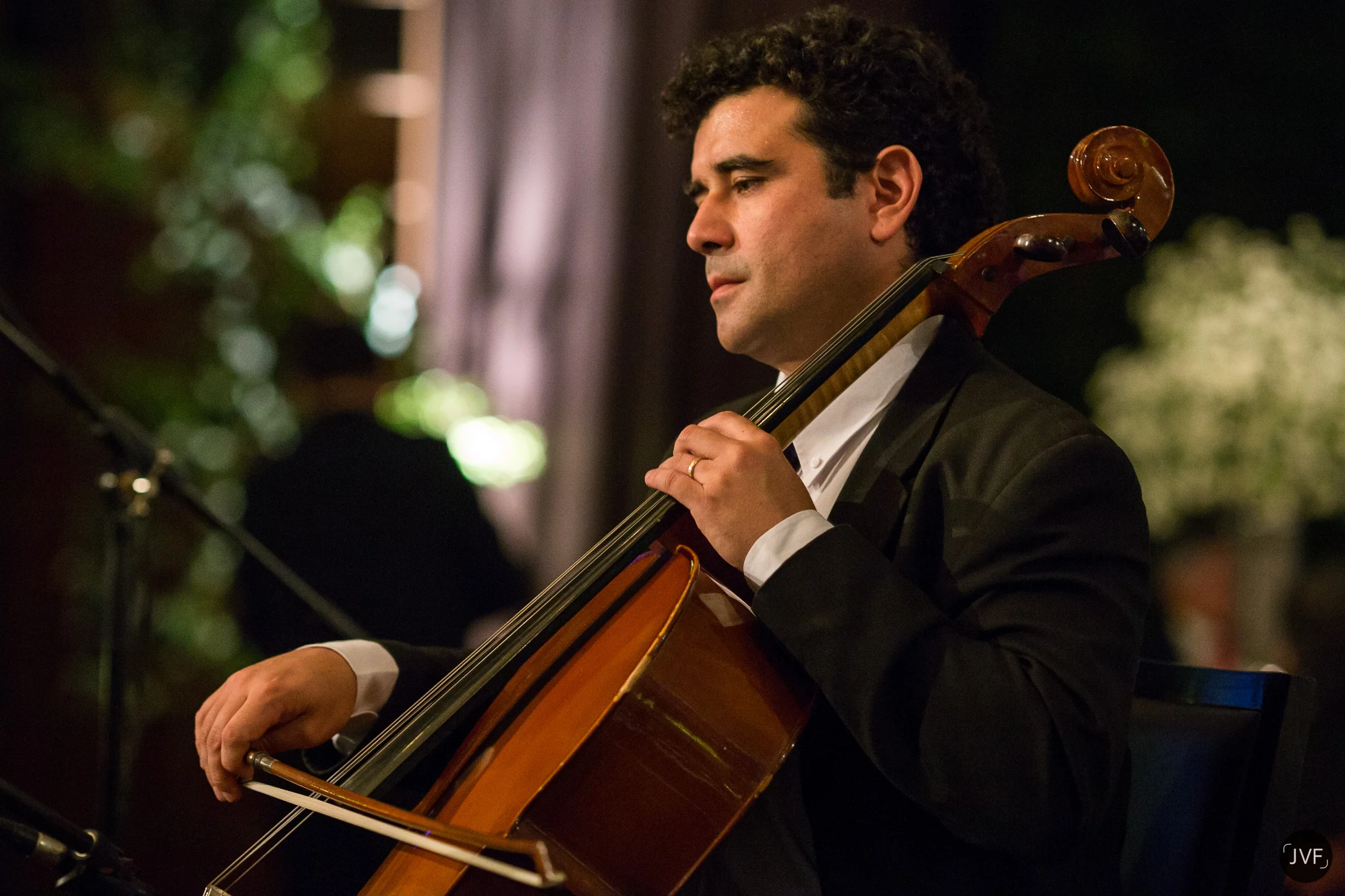 Miguel Arredondo nuestro cello del cuarteto de cuerdas. Acompañando cena de matrimonio en Hotel Sheraton Asunción Paraguay.