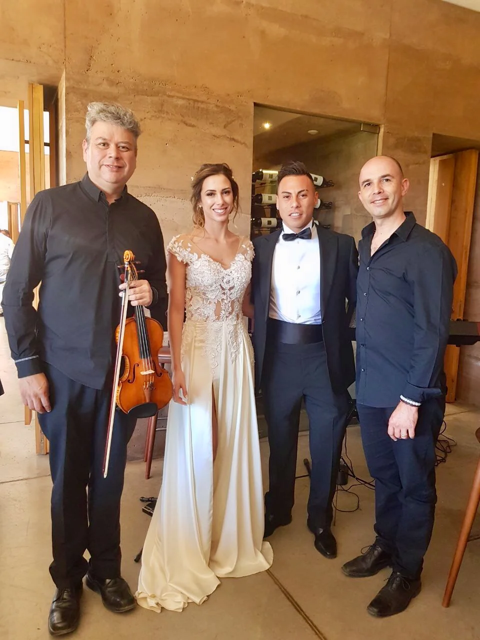 Músicos para matrimonio civil en Viña Casas del Bosque en Chile. Novios especiales Daniela y Eduardo Vargas.