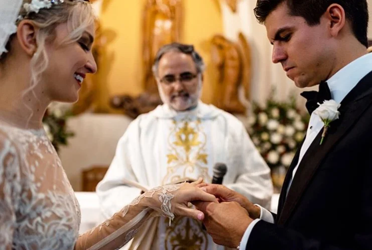 Novios en su ceremonia religiosa con nuestro coro y músicos para matrimonios Agez