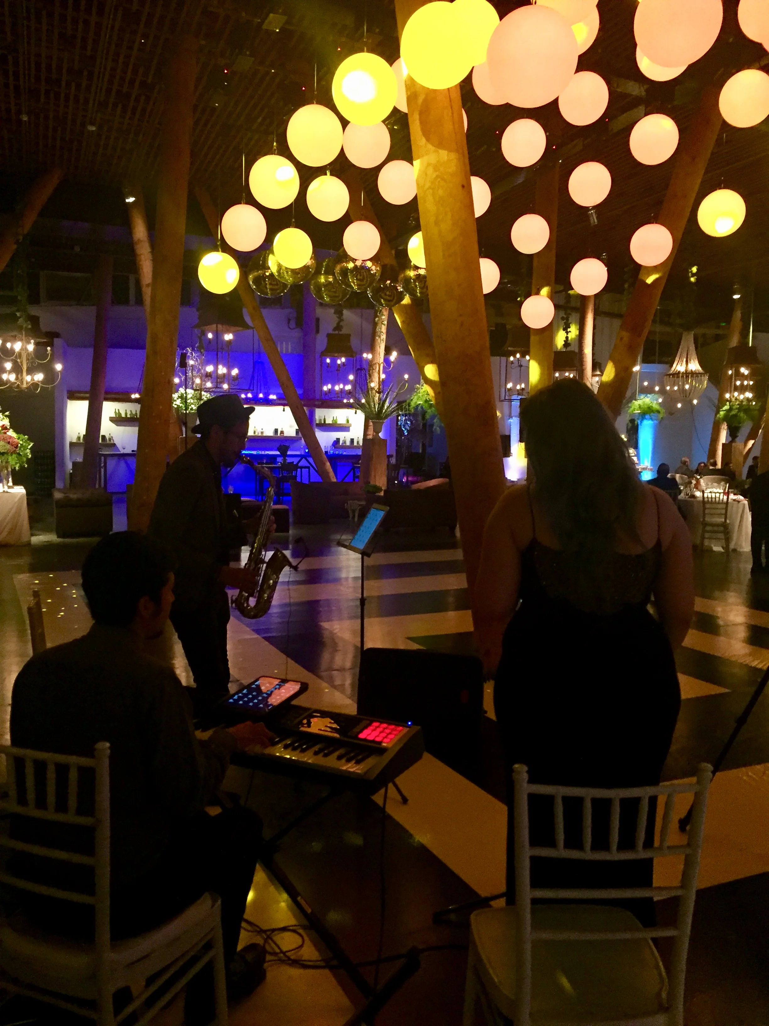 Casona la Laguna, grupo de jazz con iluminación Vj Mundy. Músicos para eventos