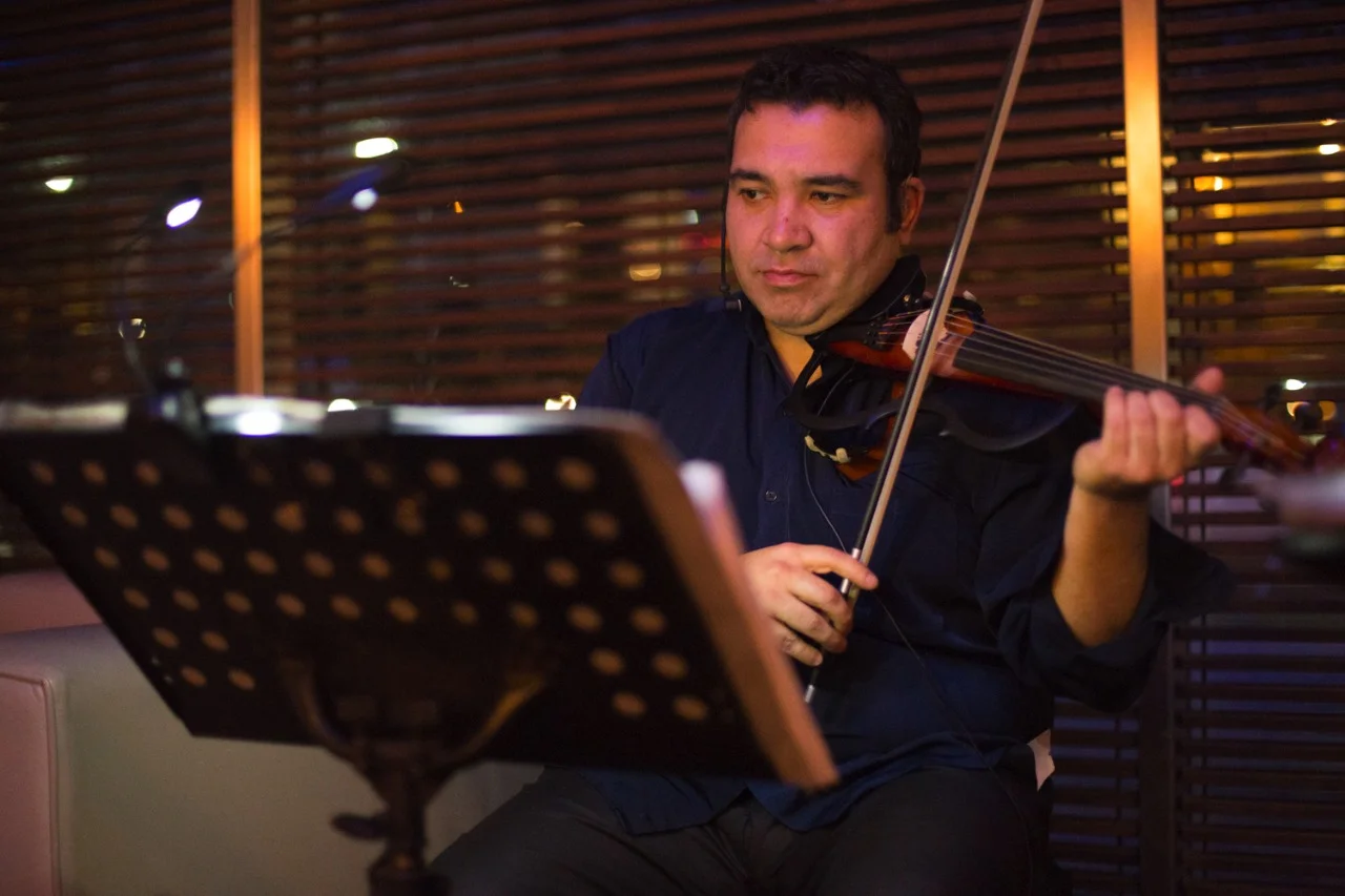 violinista violin eléctrica yamaha silent musicos chile musica eventos
