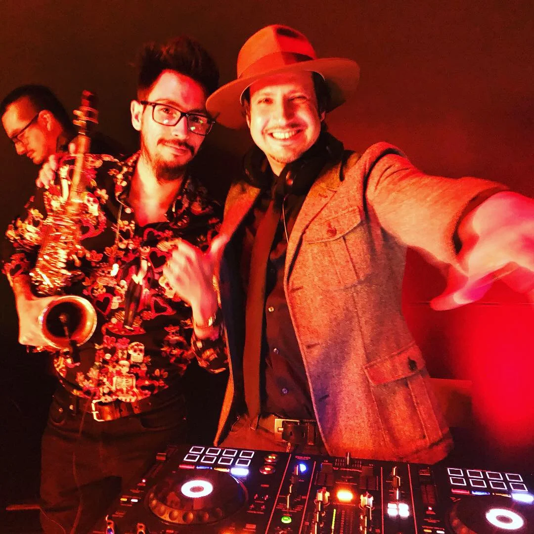 Saxo & DJ músicos en vivo música eventos saxofonista en la fiesta Chile
