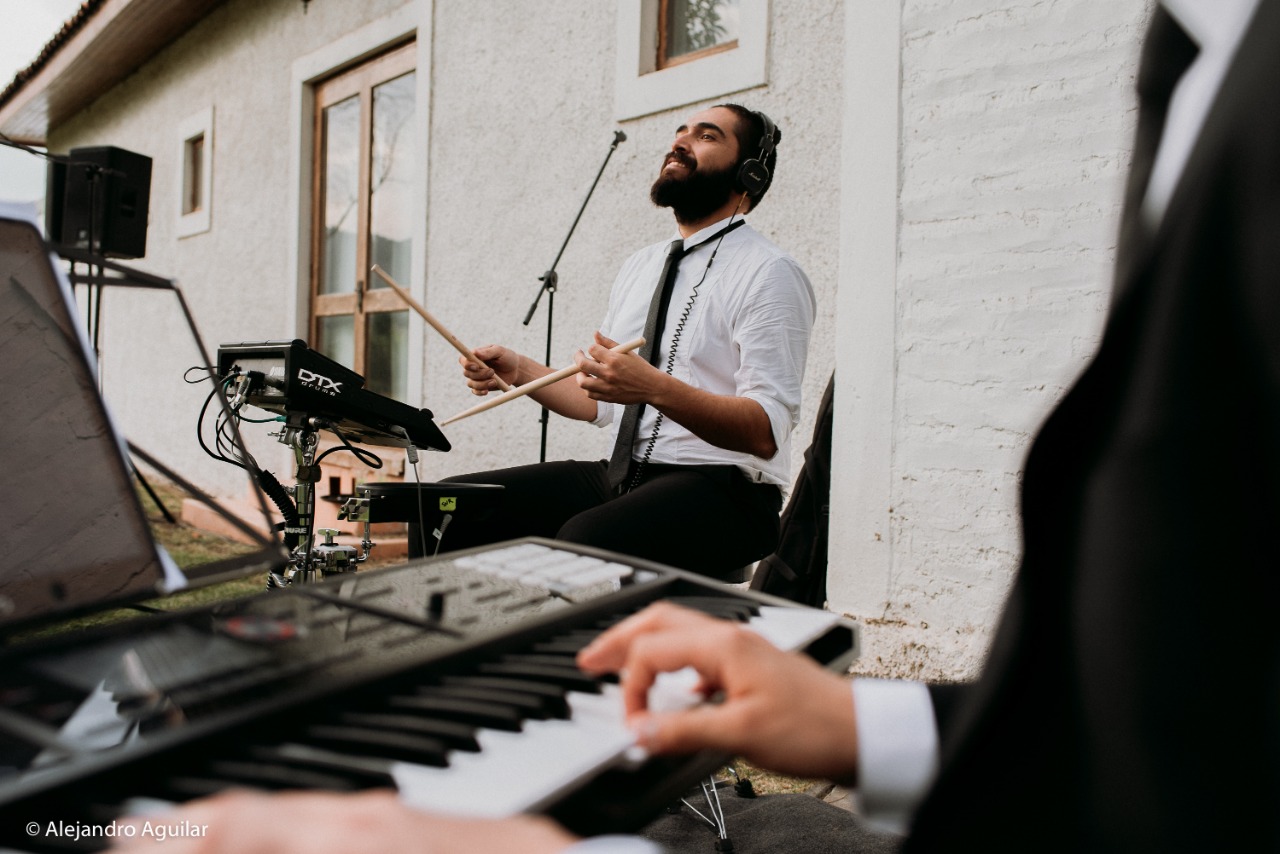 Musicos para eventos Agez Chile
