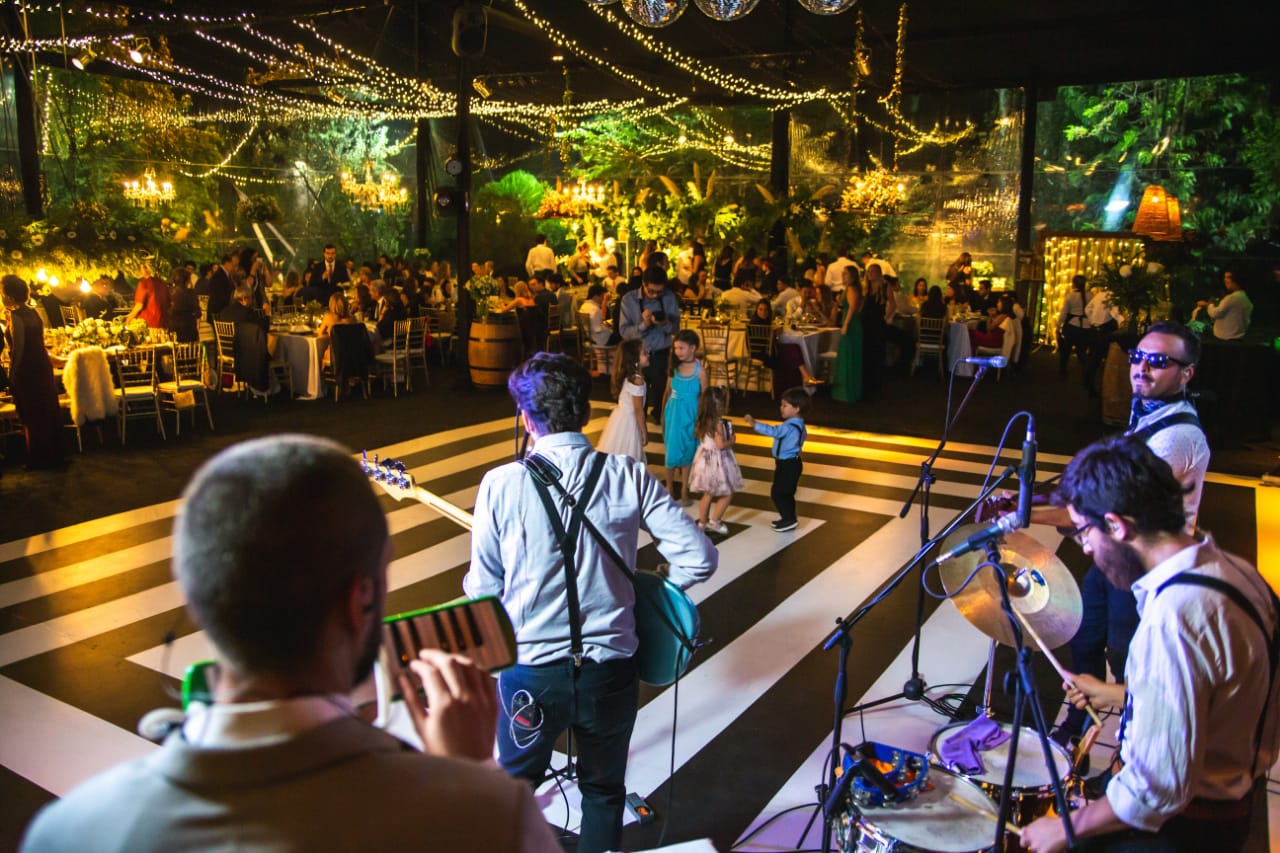 Musicos para coctel cena vals baile banda para eventos Agez chile