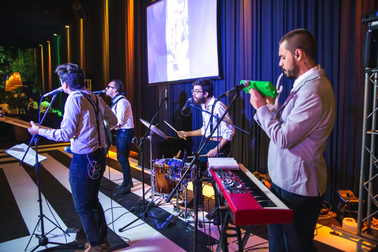 Musicos para coctel cena vals baile banda para eventos Agez chile