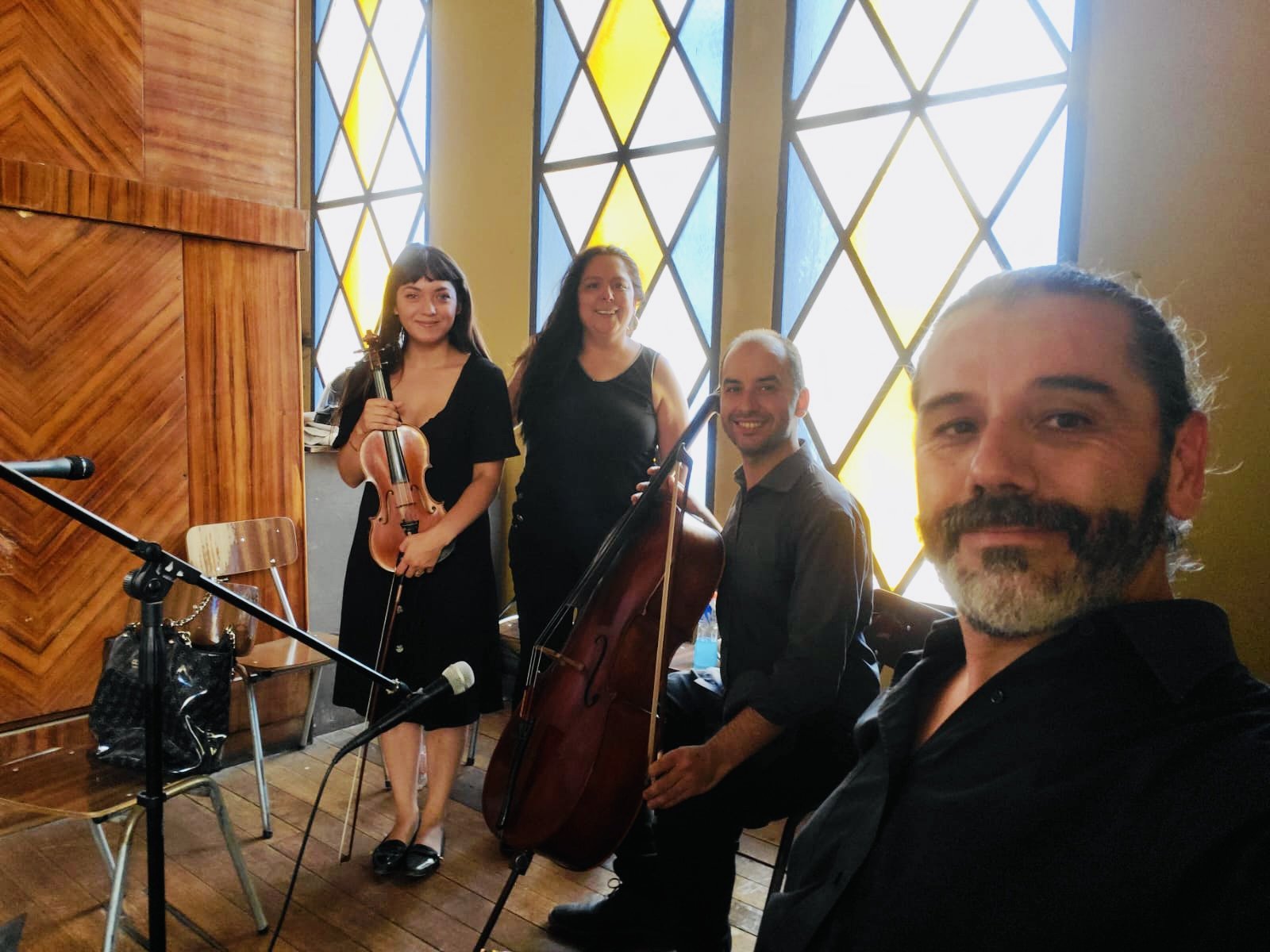 Guitarra, violin, cello y voz femenina en misa de funeral en iglesia