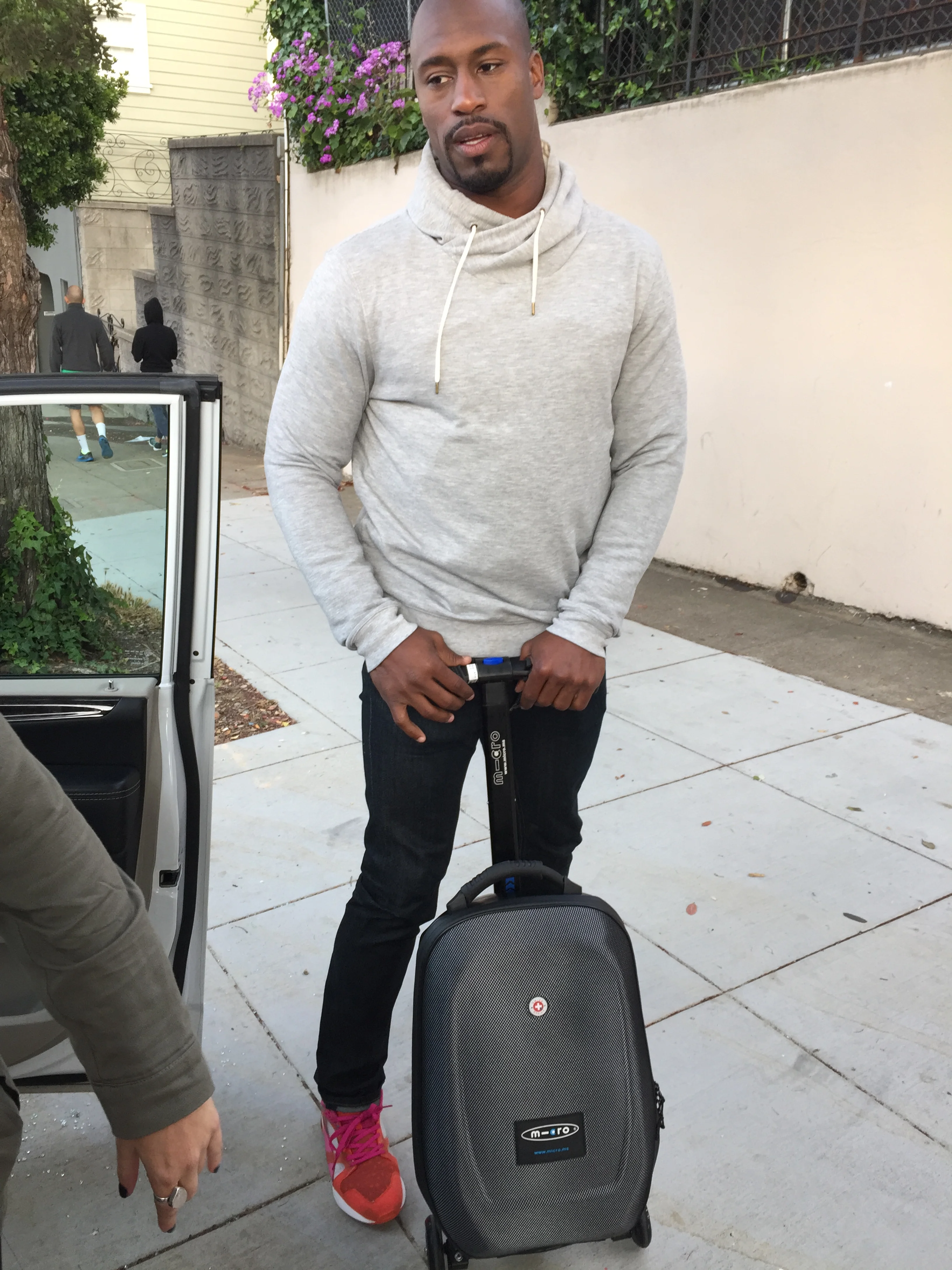 49er tight end Vernon Davis arriving on set