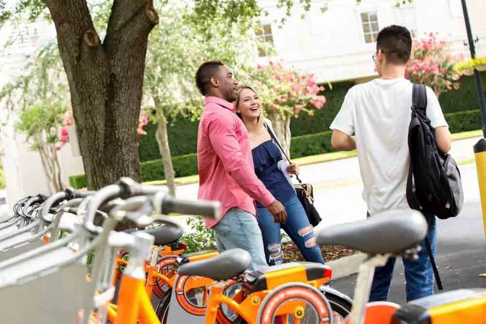dynamite-studio-inc-photographer-orlando-florida-education-school-university-students-near-bikes-talking-4.jpg