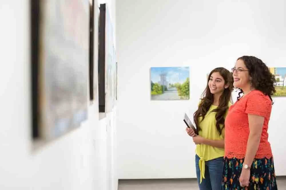 dynamite-studio-inc-photographer-orlando-florida-education-school-university-two-people-looking-at-a-gallery-24.jpg