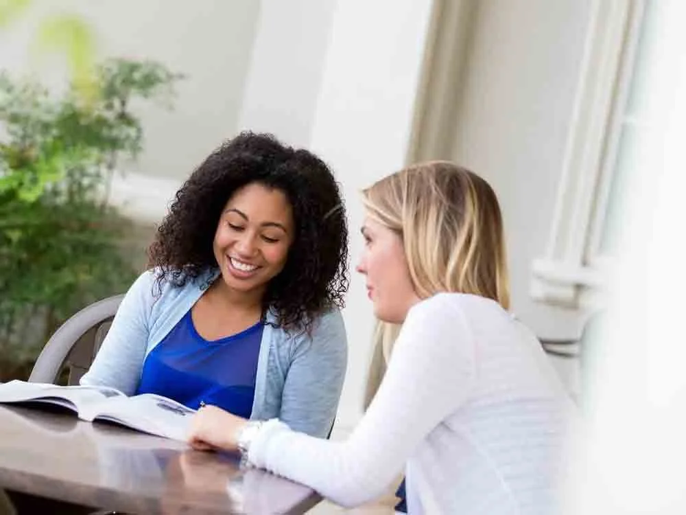 dynamite-studio-inc-photographer-orlando-florida-education-school-university-portrait-of-two-students-talking-5.jpg