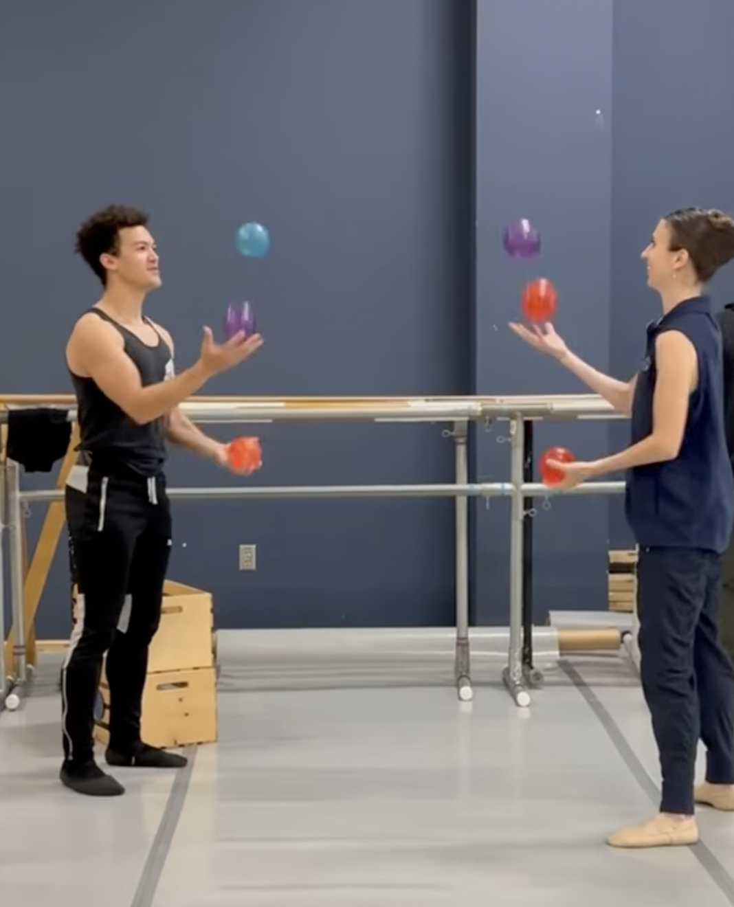 Two juggling dancers