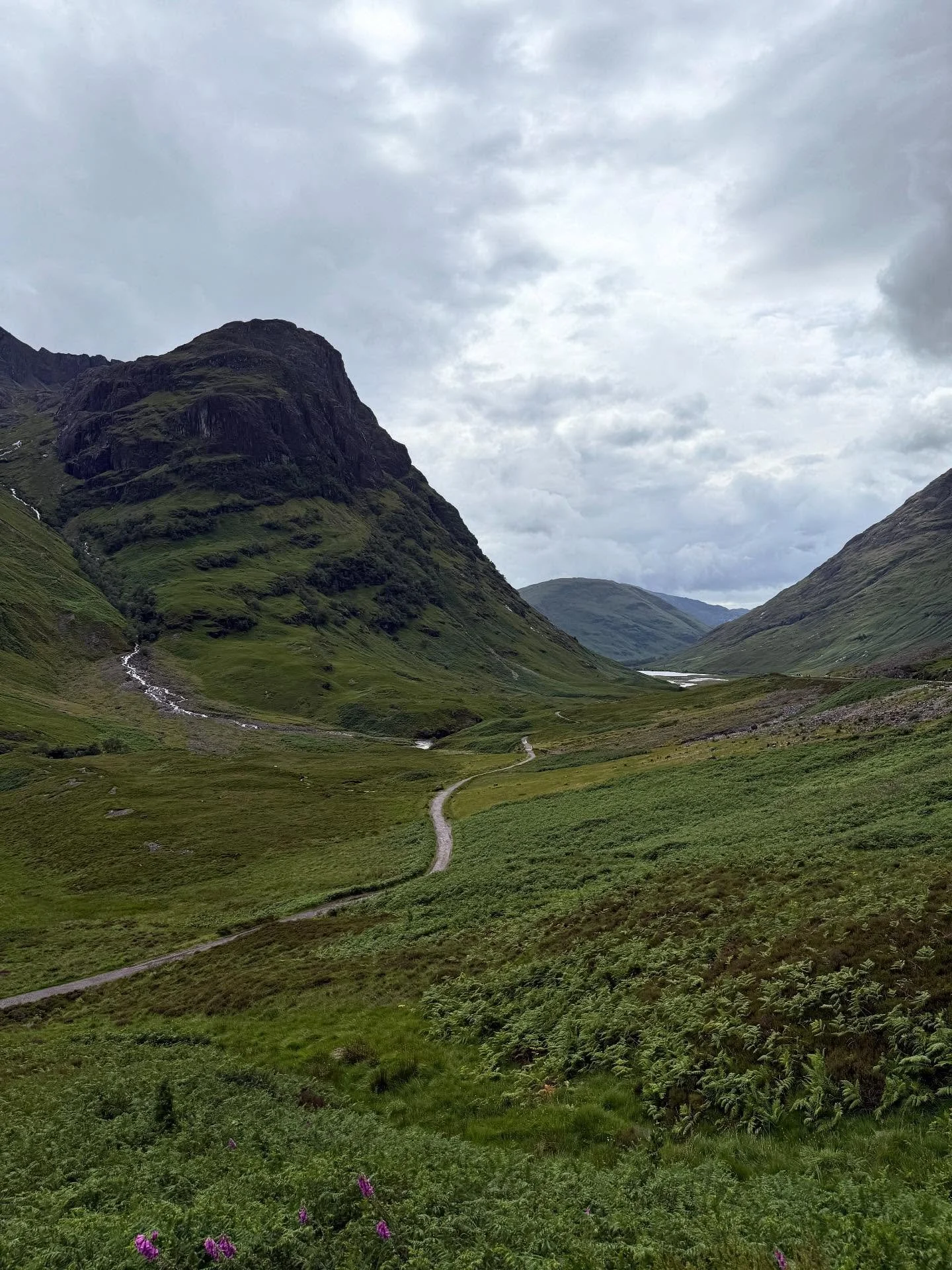Favorite hikes and walks in Scotland. 🏴󠁧󠁢󠁳󠁣󠁴󠁿 I loved every bit of this trip- we camped our way from Edinburgh to the northern highlands. Jumped to two different islands. Trekked in the rain almost daily, dried ourselves out and did it again. 