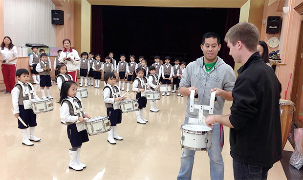 Eric Smith works with an elementary school percussion ensemble in Taipei. ( dci.org )