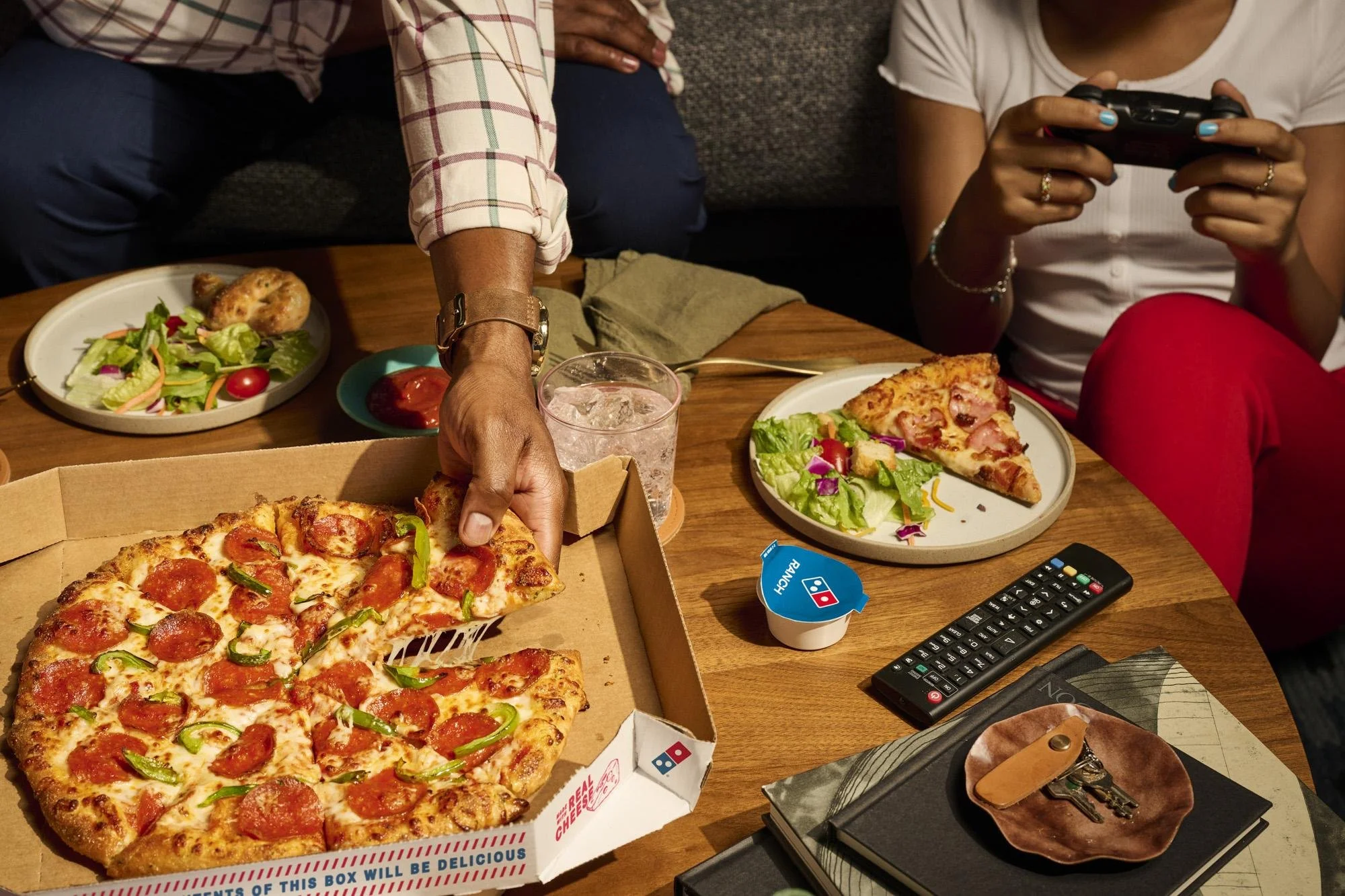 CC230814AV_Dominos_08_MixMatch_Group_CoffeeTable_M2T_HT_PepperoniGreenPepper_HamBacon_069.jpg