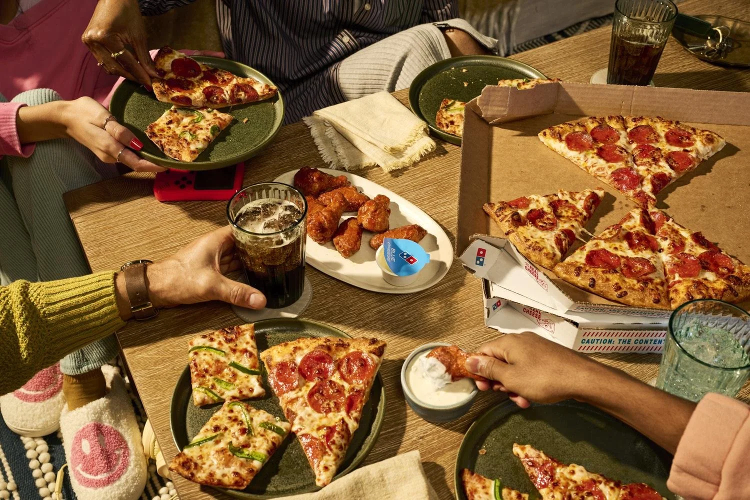 231017_Dominos_Lifestyle_FamilyRoom_WeeklongCarryout_0177.jpg
