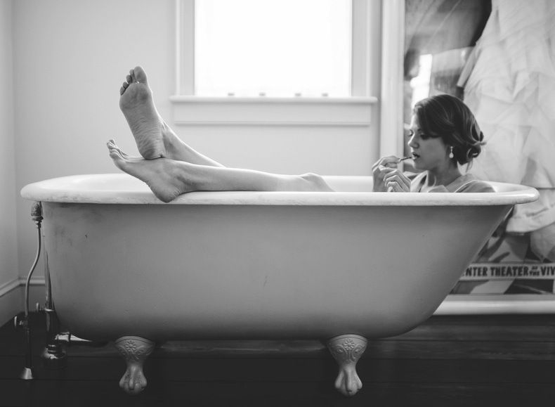 bride applying make-up in a claw foot tub | photo by Jessica Oh Photography