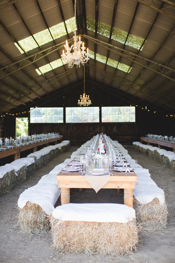 Fun barn wedding with haybale seating | photo by Jessica Oh Photography #rusticweddings #barnweddings