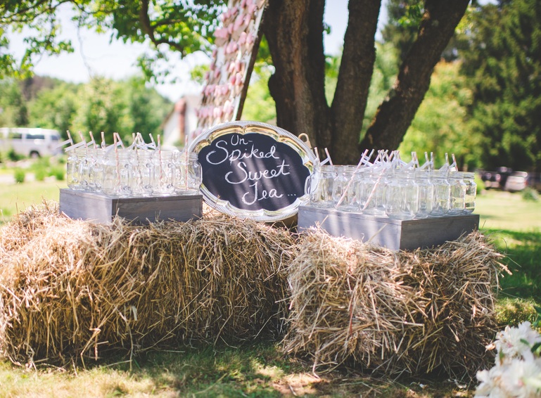 Un-spiked Sweet Tea display on haybales | photo by Jessica Oh Photography #rusticweddings