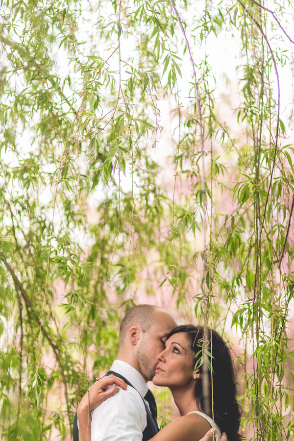  Spring Engagement Session | couple in love amongst the weeping willows | photo by Style and Story Creative #coupleinlove #engagementphotos #dreamyphoto 