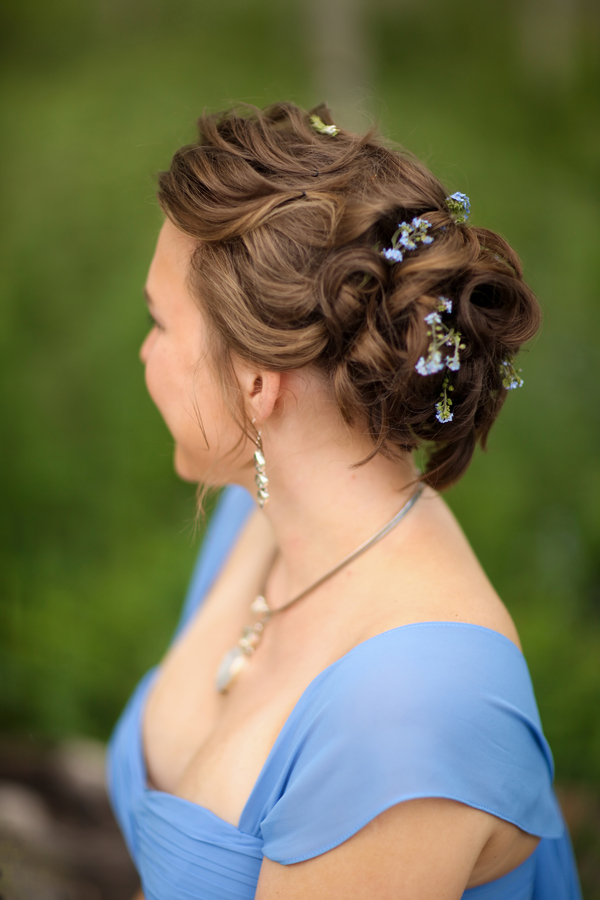  bridesmaids up-do hairstyle for a blue and yellow Utah wedding&nbsp;| photo by&nbsp;Pepper Nix Photography #shorthairstyle #weddingupdo 