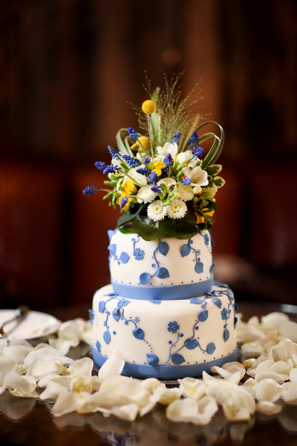  2 tier cake with white frosting and cornflower blue aspen leaves&nbsp;| Pepper Nix Photography 