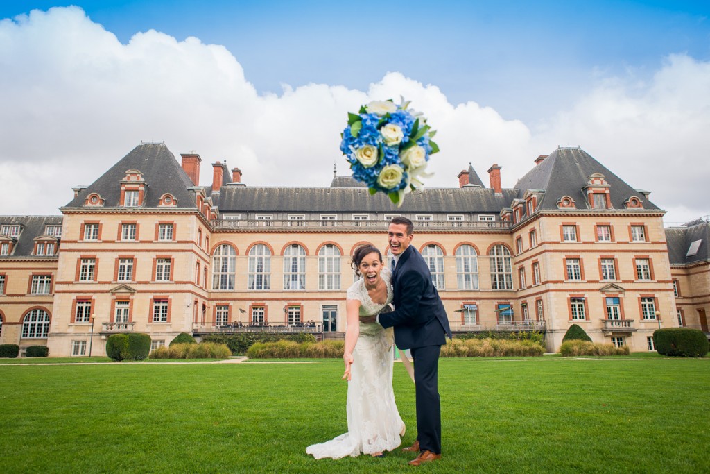 Happy Couple outside&nbsp;Cité-Universitaire after they eloped from California to Paris, France | planned by Paris Weddings by Toni G. | photography by The Paris Photographer 