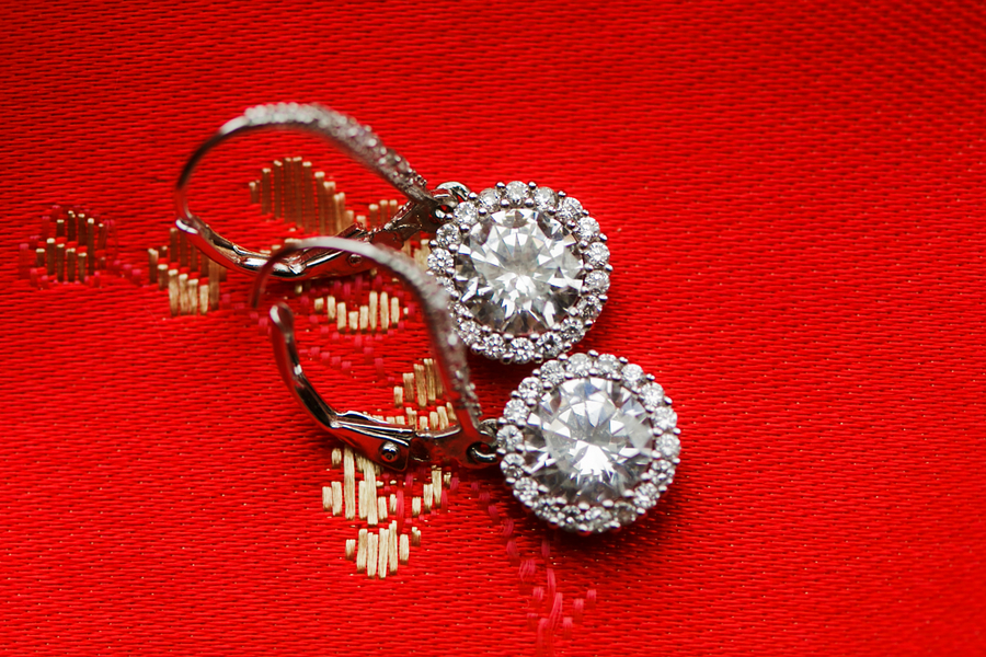  The bride's earrings worn at her Traditional Chinese Wedding Tea Ceremony | photo by Nicole Chan Photography 