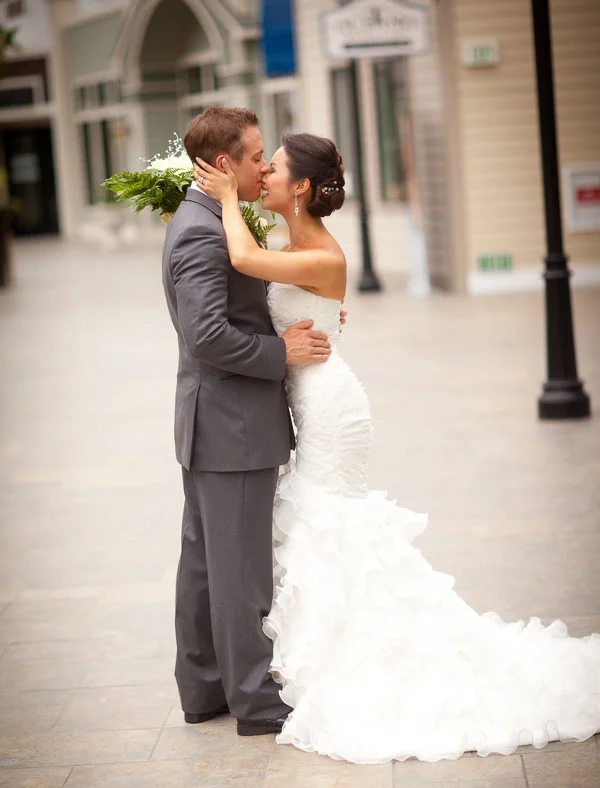 Bride and Groom Kissing | photographer - Portrait Design by Shanti