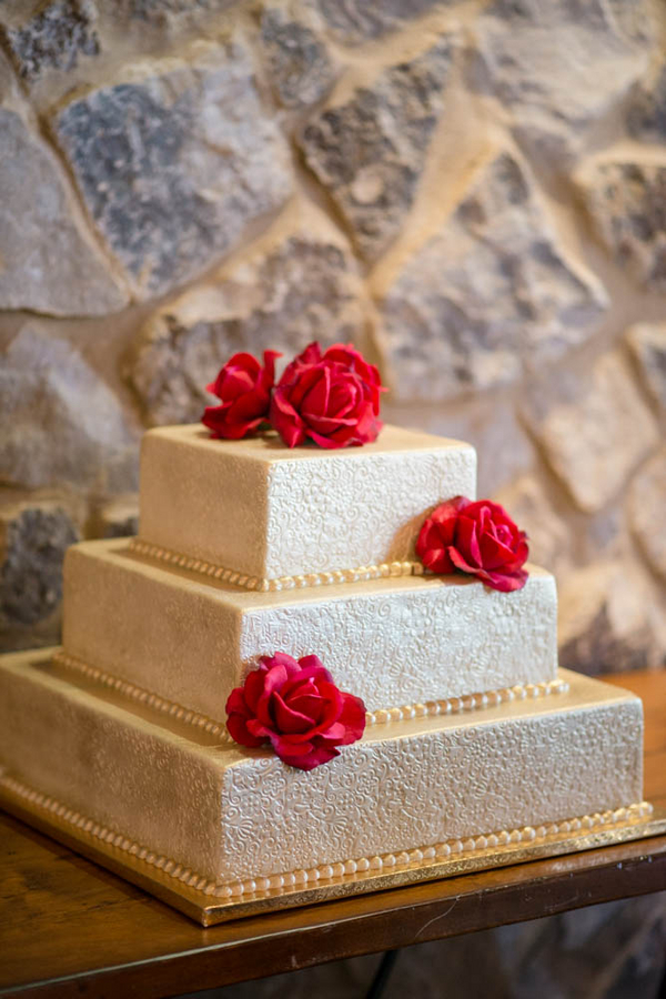  Stunning Gold Wedding Cake from a Hollywood Glam Styled Bridal Shoot | cake by Cut the Cake | photo by The Story Telling Experience 