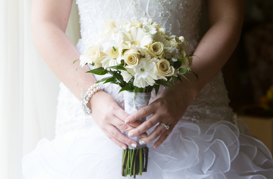  White Daisies and Ivory Roses Wedding Bouquet | photo by Real Image Photography | as seen on www.brendasweddingblog.com 