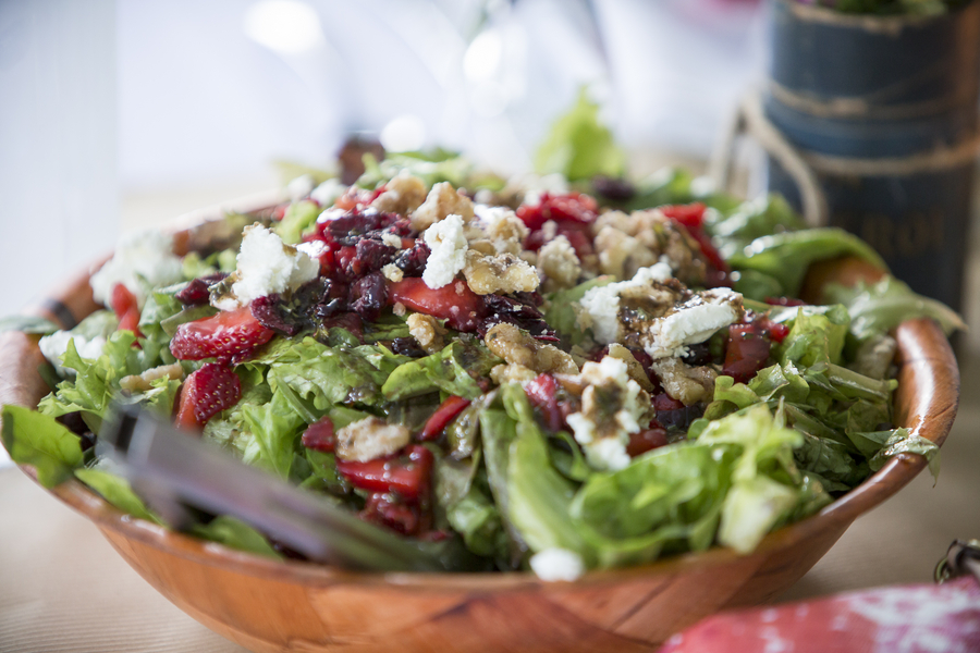  Tossed Salad for Wedding Guests | photo by Two Sticks Studios | as seen on www.brendasweddingblog.com 