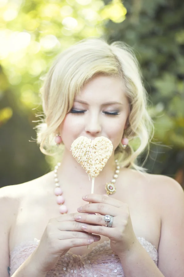 Love this Heart Shaped Rice Krispie Treat Lollipop / photo by L'Estelle Photography / as seen on www.BrendasWeddingBlog.com