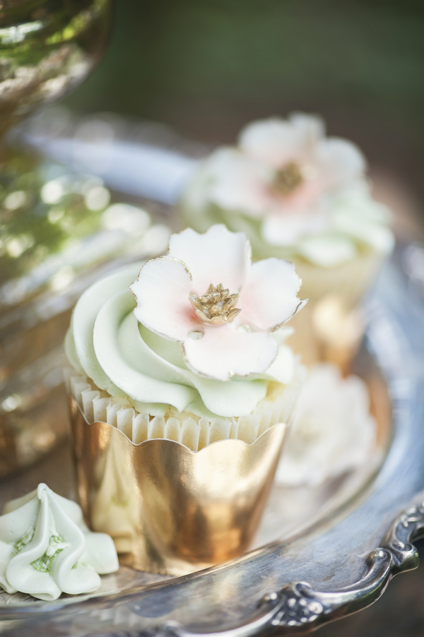  Elegant Wedding Cupcakes with Gold Details by Kitty Wong Pastry Shop / photo by L'Estelle Photography / as seen on www.BrendasWeddingBlog.com 