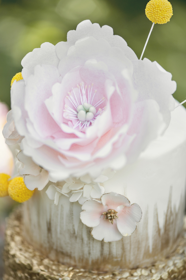  A Spectacular Sugar Flower Topping a Wedding Cake that is completely edible by Kitty Wong Pastry Shop / photo by L'Estelle Photography / as seen on www.BrendasWeddingBlog.com 