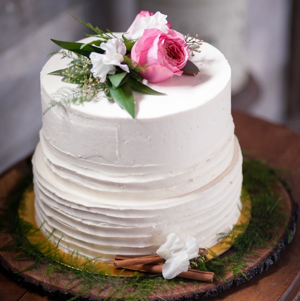  Sweet White Cake Topped with Flowers for a Spring Wedding / cake by Amanda Bakes / photo by Corey Lynn Tucker Photography / as seen on www.BrendasWeddingBlog.com 