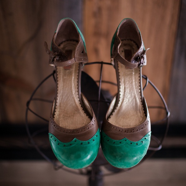  Beautiful Vintage Wedding Shoes in Verdant Green / photo by Corey Lynn Tucker Photography / as seen on www.BrendasWeddingBlog.com 