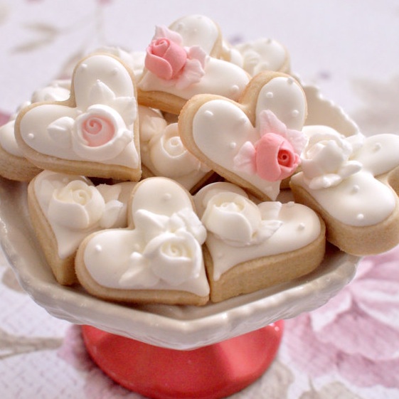  Mini Heart Cookie Wedding Favors from Marinold Cakes / as seen on www.BrendasWeddingBlog.com 