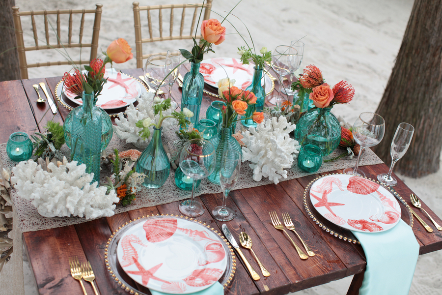  Pretty Beach Wedding Centerpiece and Tablesetting&nbsp; / photo by Tab McCausland Photography 