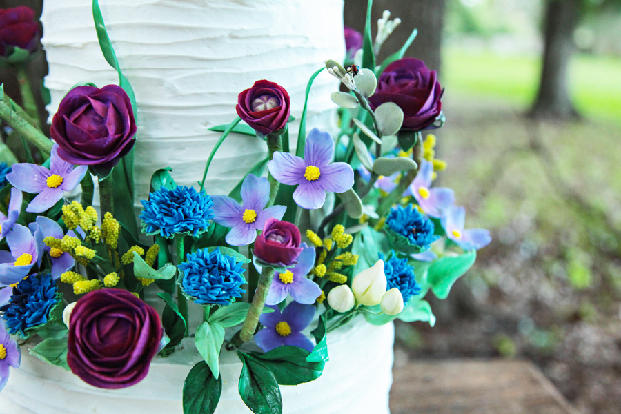  Stunning Wedding Cake Sugar Flowers by Sugar Suite / photo by Tab McCausland Photography 