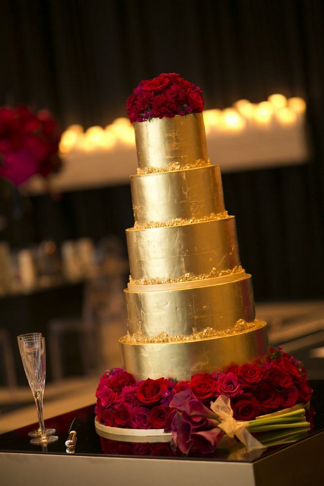  Glamourous Red + Gold Elegant Wedding / photo by Blumenthal Photography / cake by Sweet Passion 