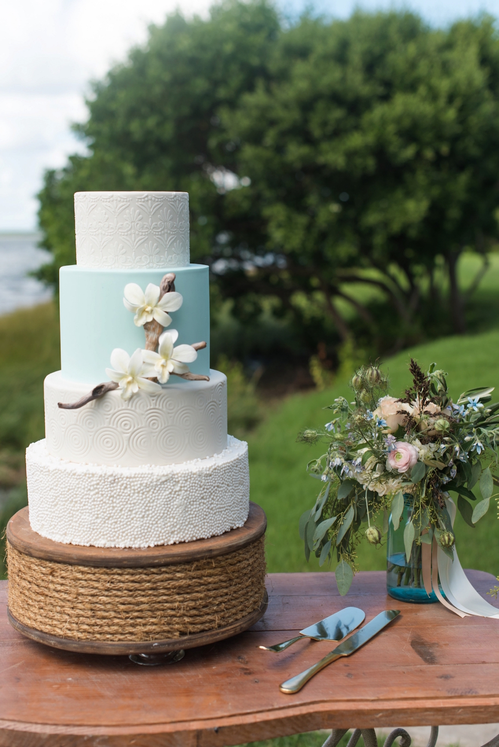  Coastal Chic Inspired Wedding Cake / photo by Caroline &amp; Evan Photography / cake by Hands on Sweets 